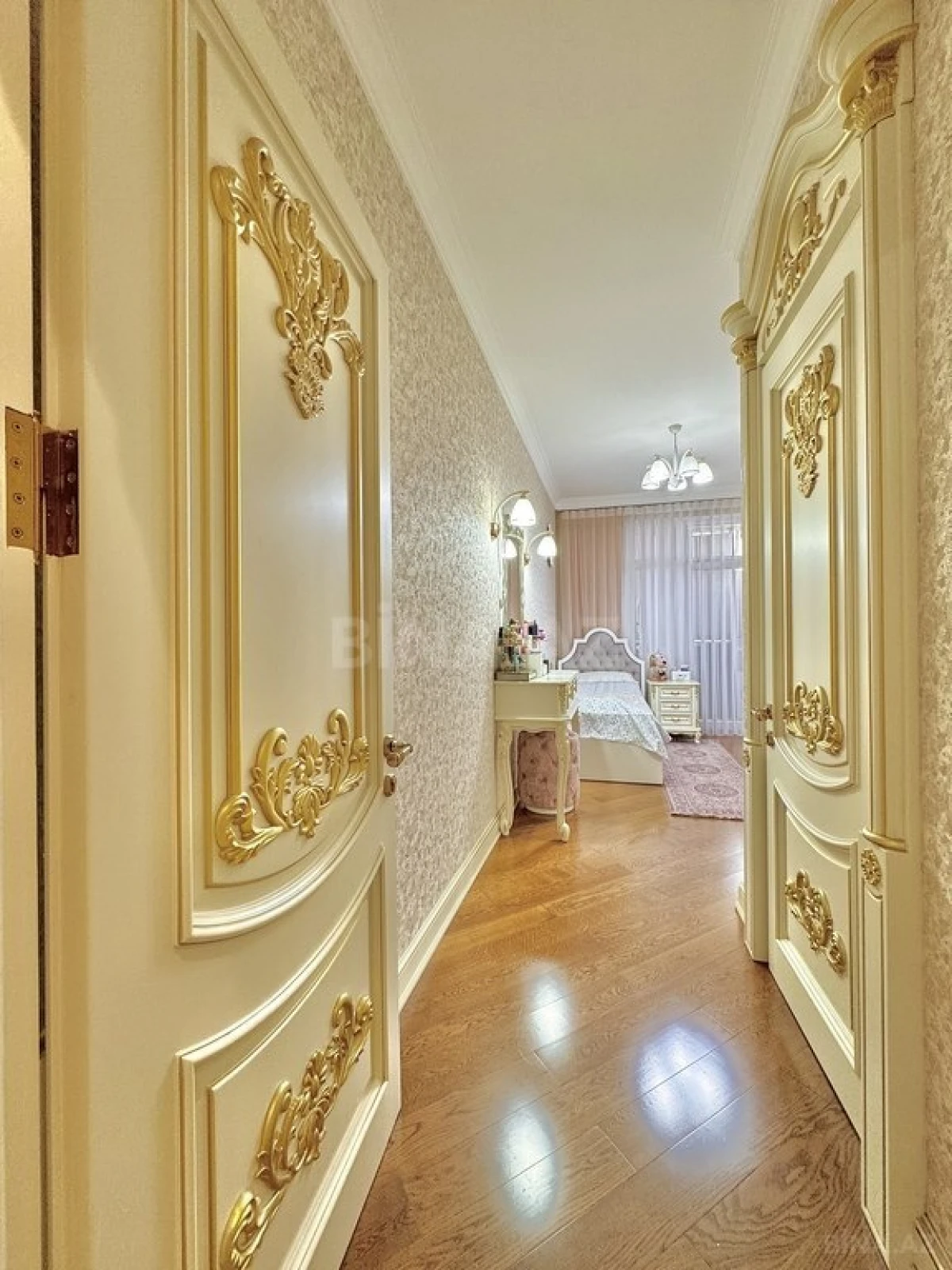 Satılır 4 otaqlı mənzil 220 m²