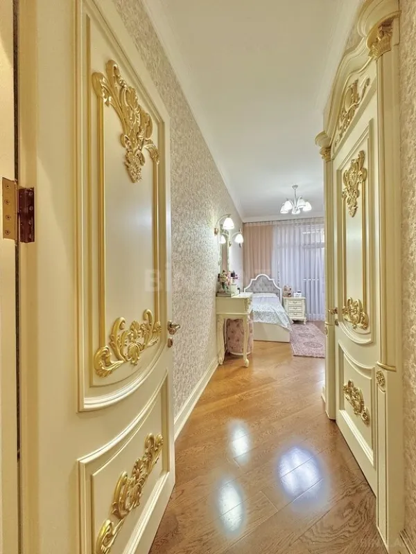 Satılır 4 otaqlı mənzil 220 m²