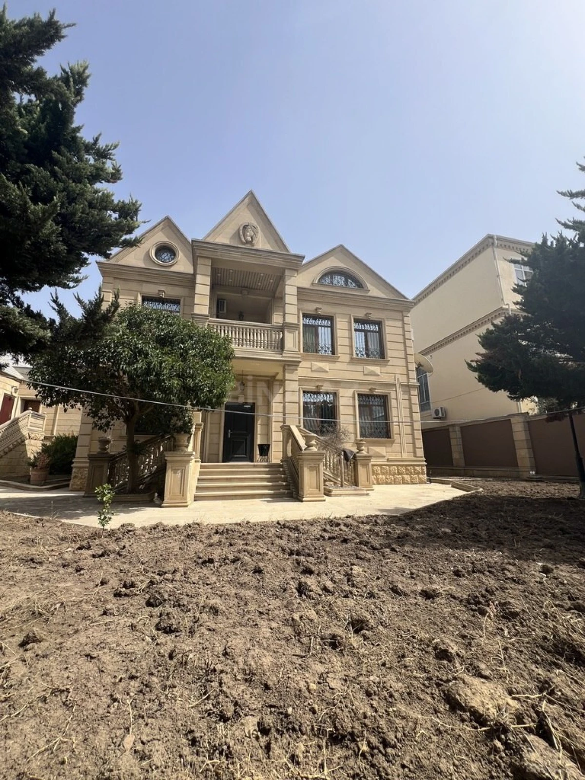 Satılır 6 otaqlı həyət evi 300 m²