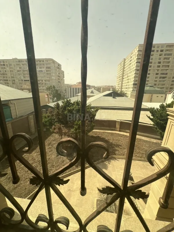 Satılır 6 otaqlı həyət evi 300 m²