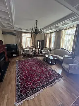 Satılır 6 otaqlı həyət evi 300 m²