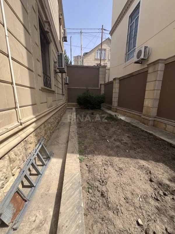 Satılır 6 otaqlı həyət evi 300 m²