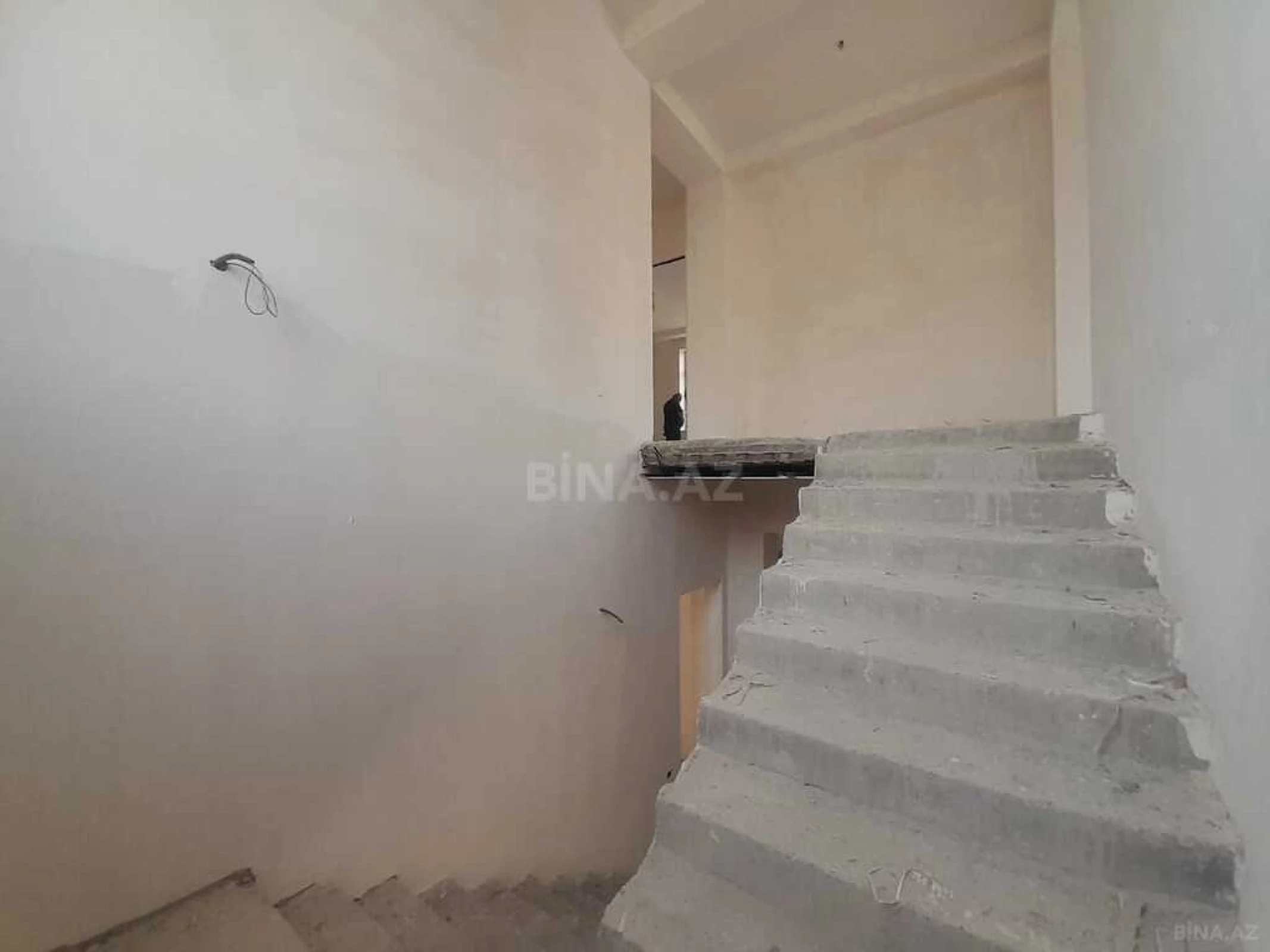 Satılır 5 otaqlı həyət evi 255 m²