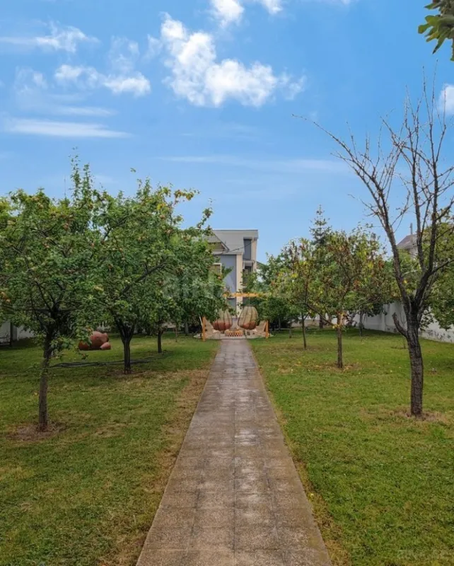 Satılır 7 otaqlı həyət evi 382 m²