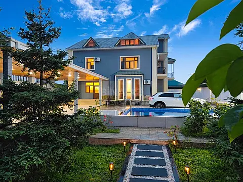 Satılır 7 otaqlı həyət evi 382 m²