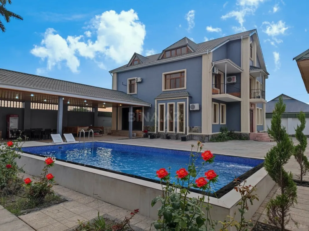 Satılır 7 otaqlı həyət evi 382 m²