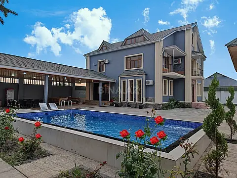 Satılır 7 otaqlı həyət evi 382 m²