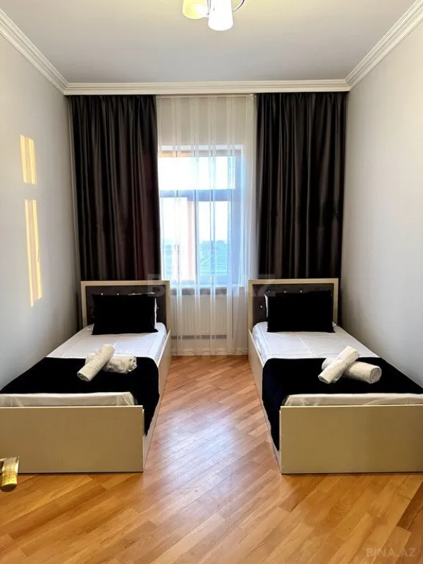 Satılır 7 otaqlı həyət evi 382 m²