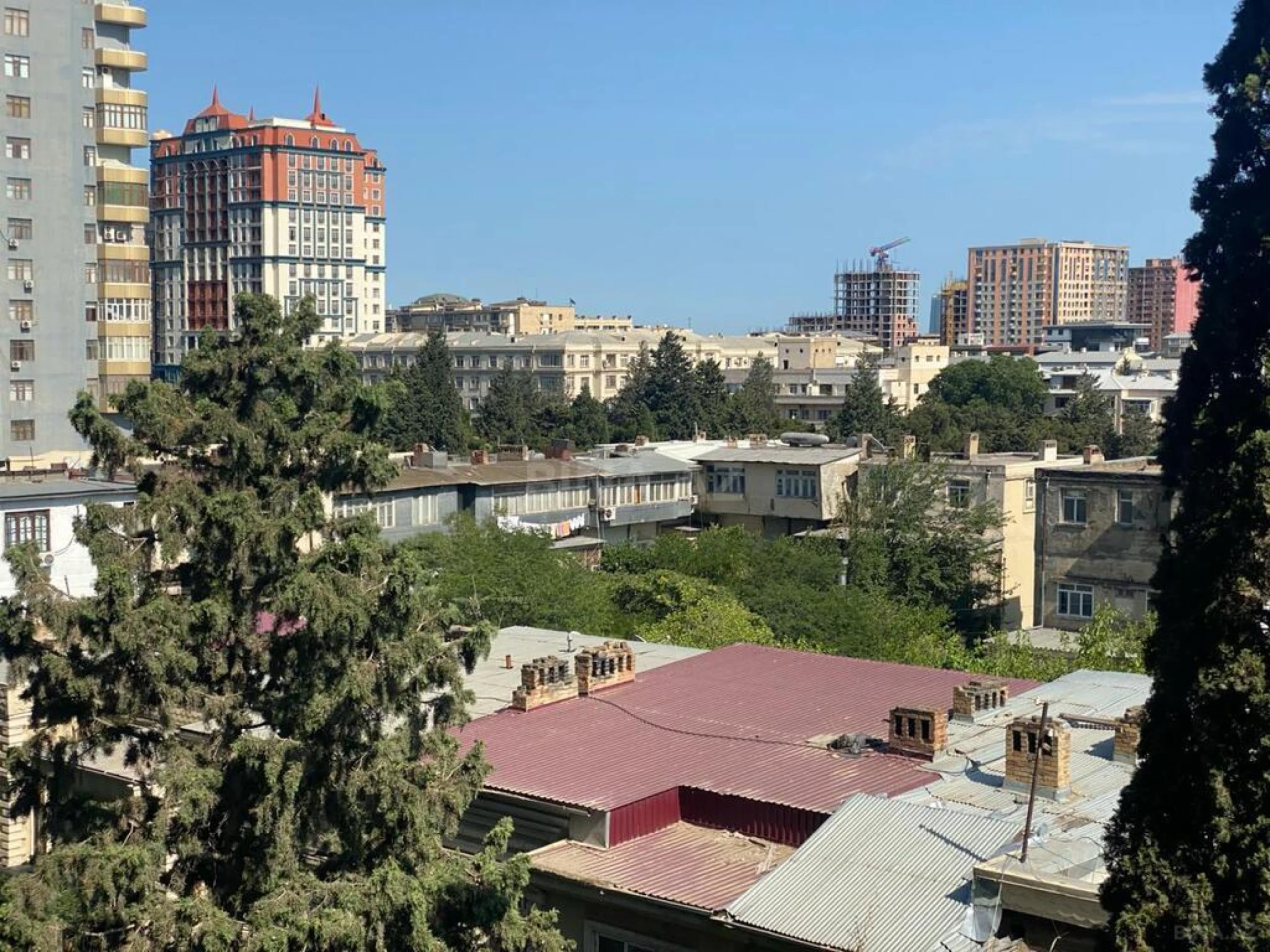 Satılır 4 otaqlı mənzil 197 m²