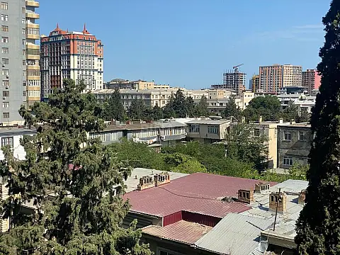 Satılır 4 otaqlı mənzil 197 m²