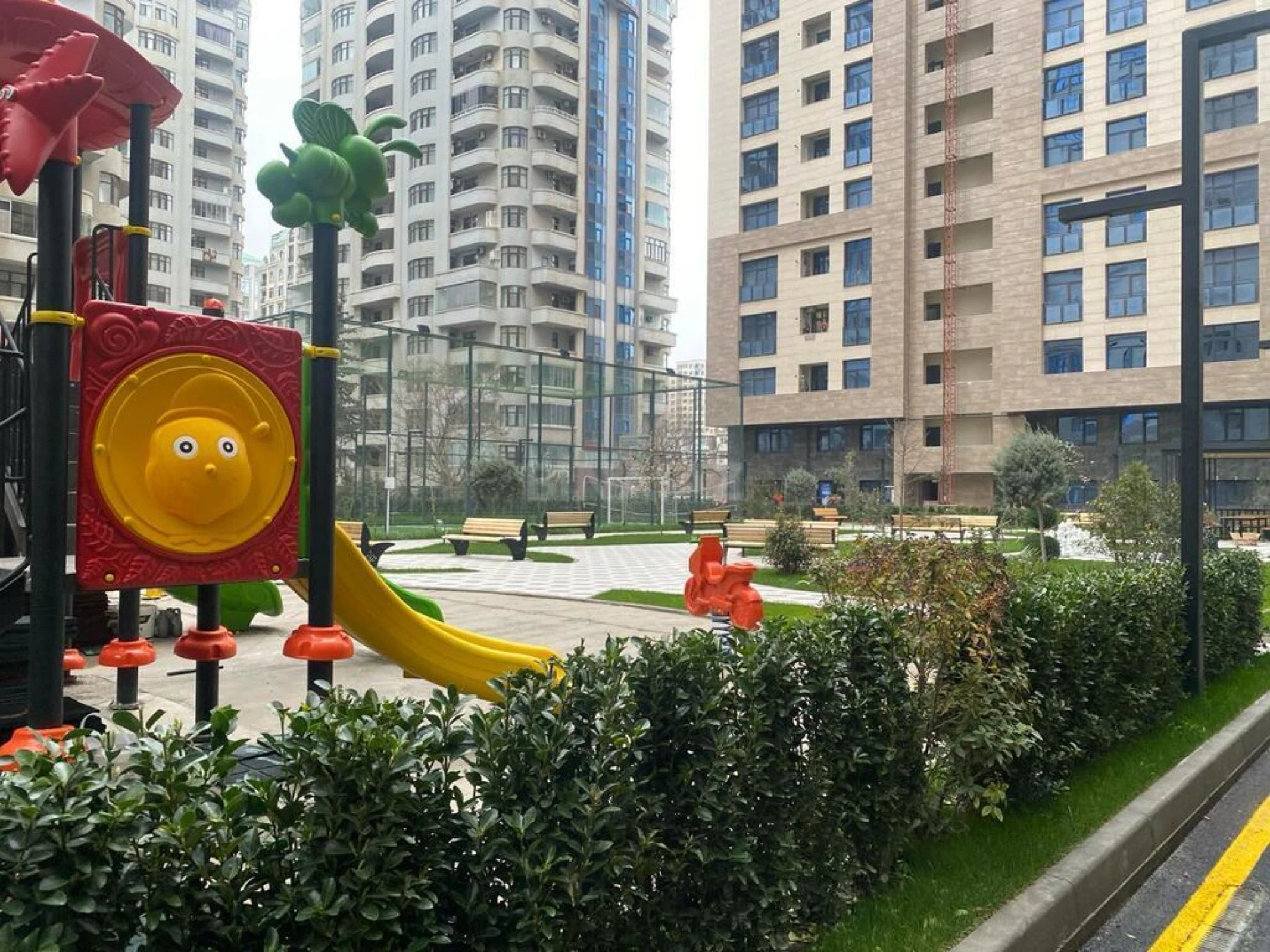 Satılır 4 otaqlı mənzil 197 m²