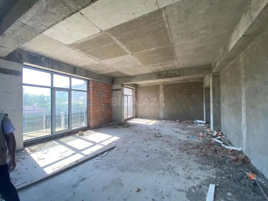 Satılır 4 otaqlı mənzil 197 m²