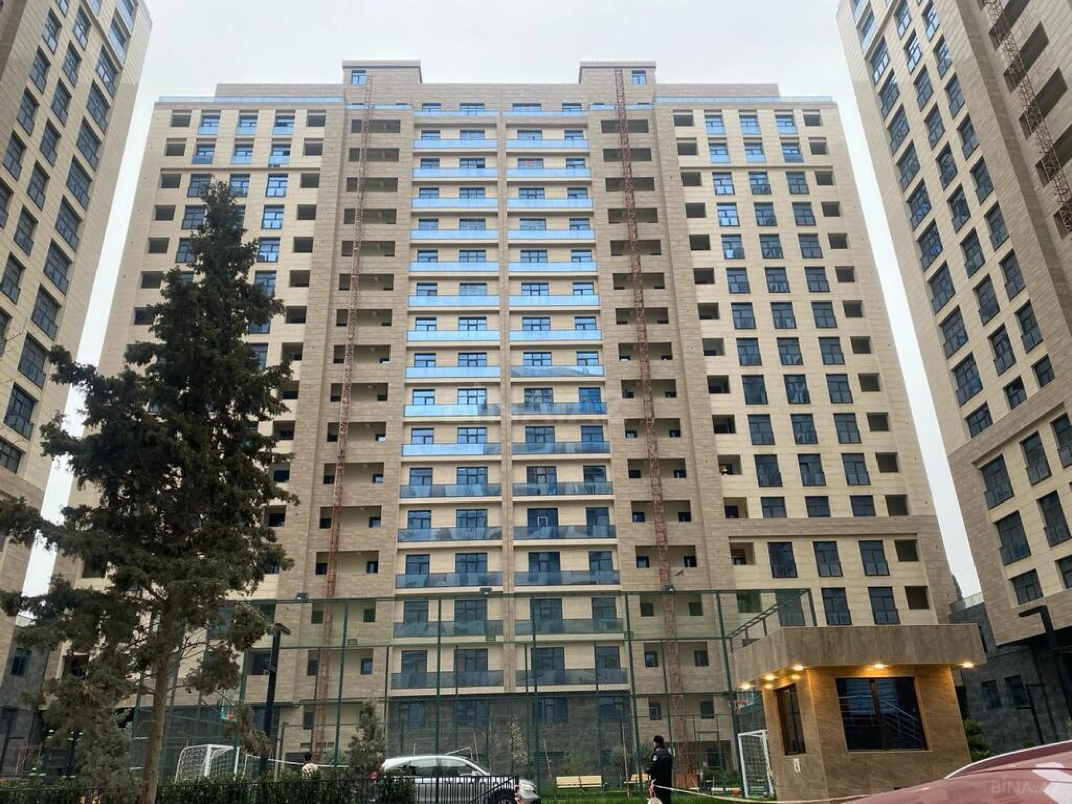 Satılır 4 otaqlı mənzil 197 m²