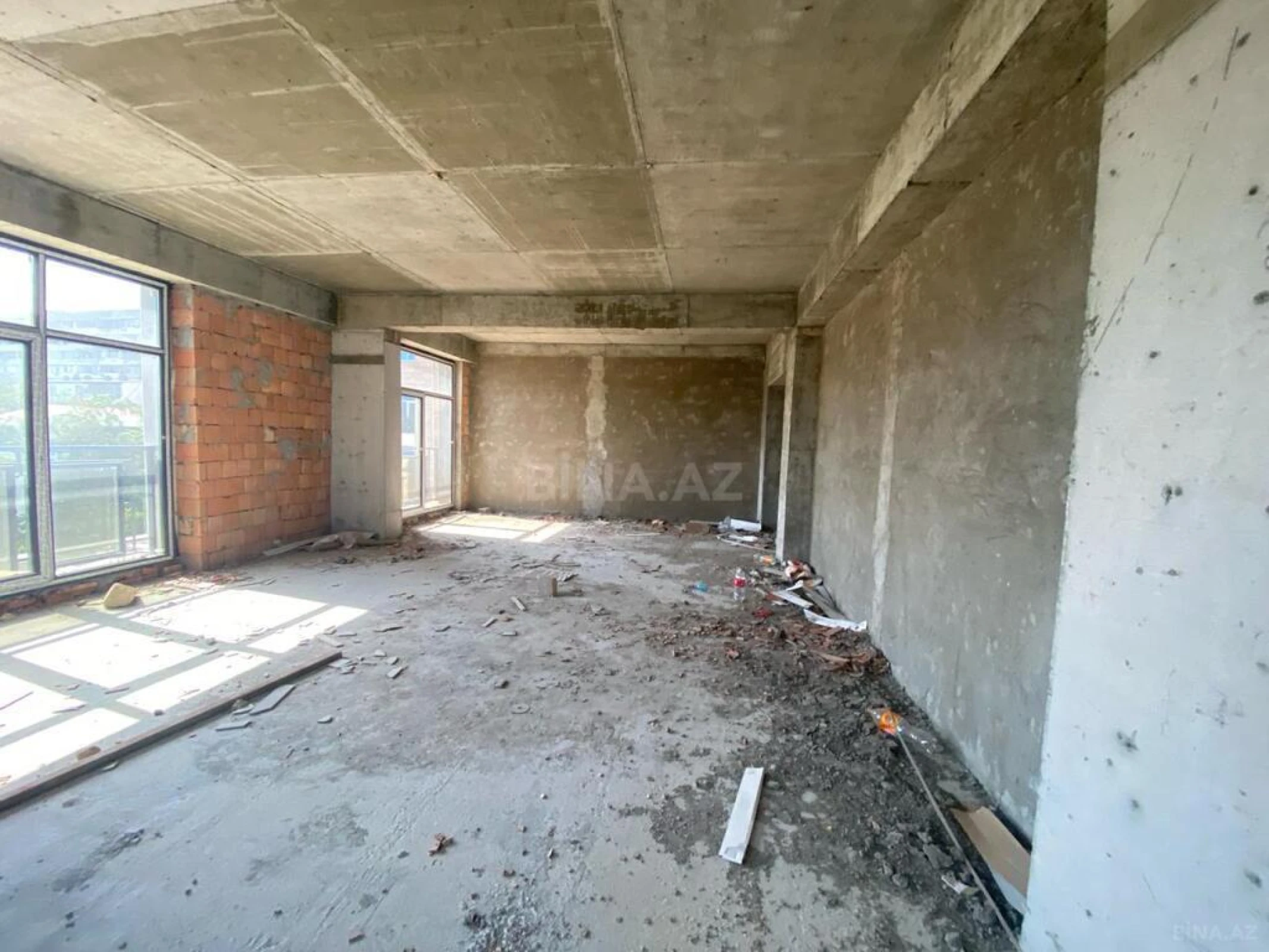 Satılır 4 otaqlı mənzil 197 m²