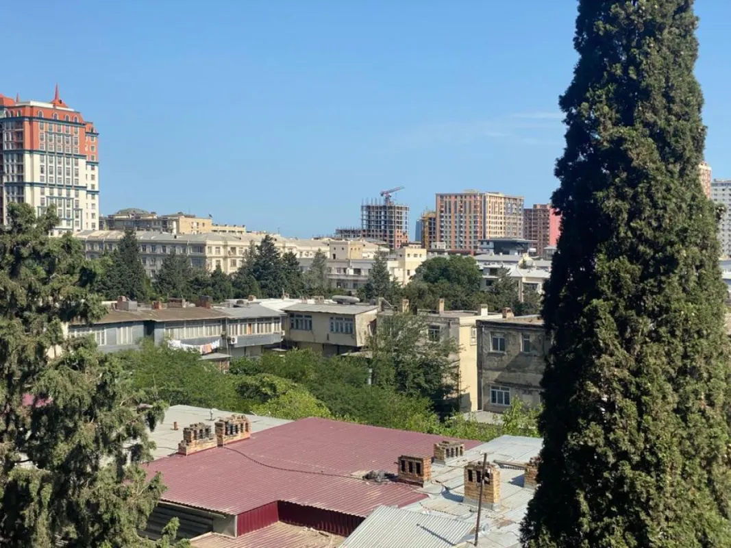 Satılır 4 otaqlı mənzil 197 m²