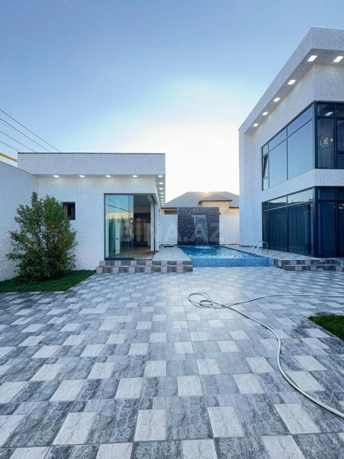 Satılır 5 otaqlı həyət evi 250 m²