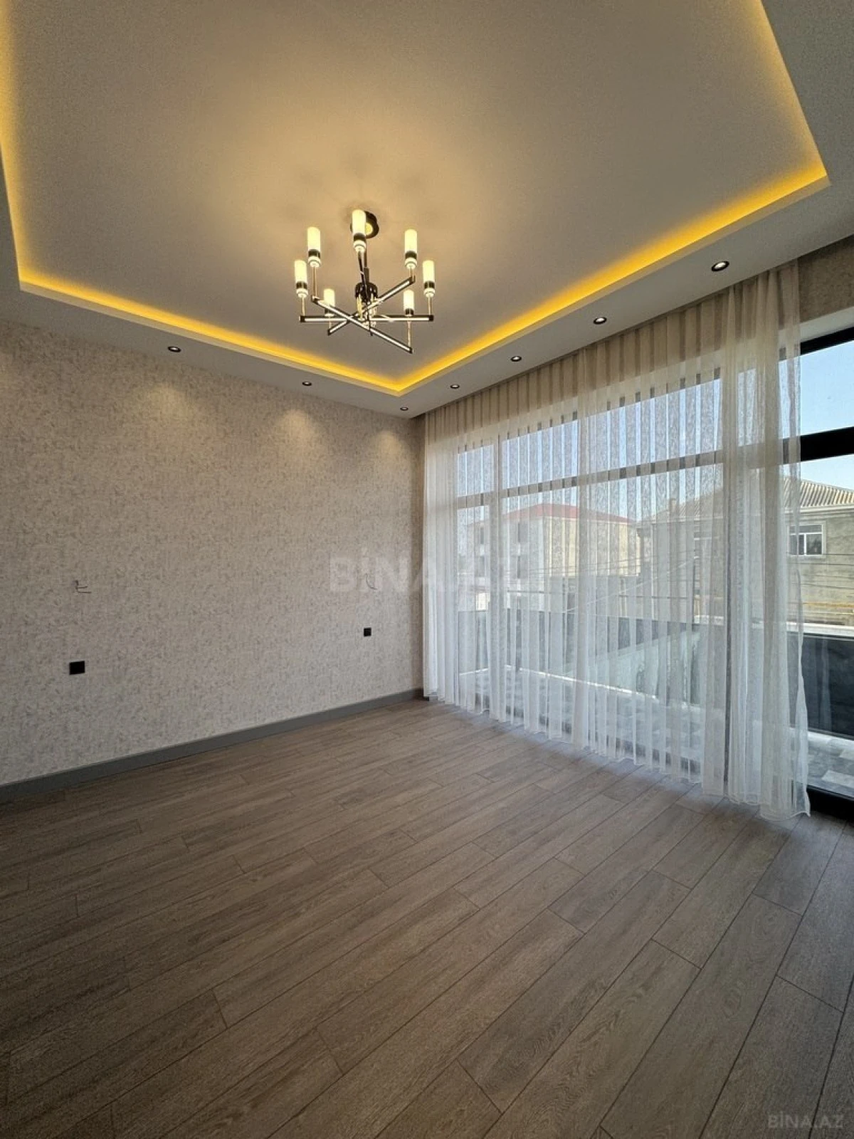 Satılır 5 otaqlı həyət evi 300 m²