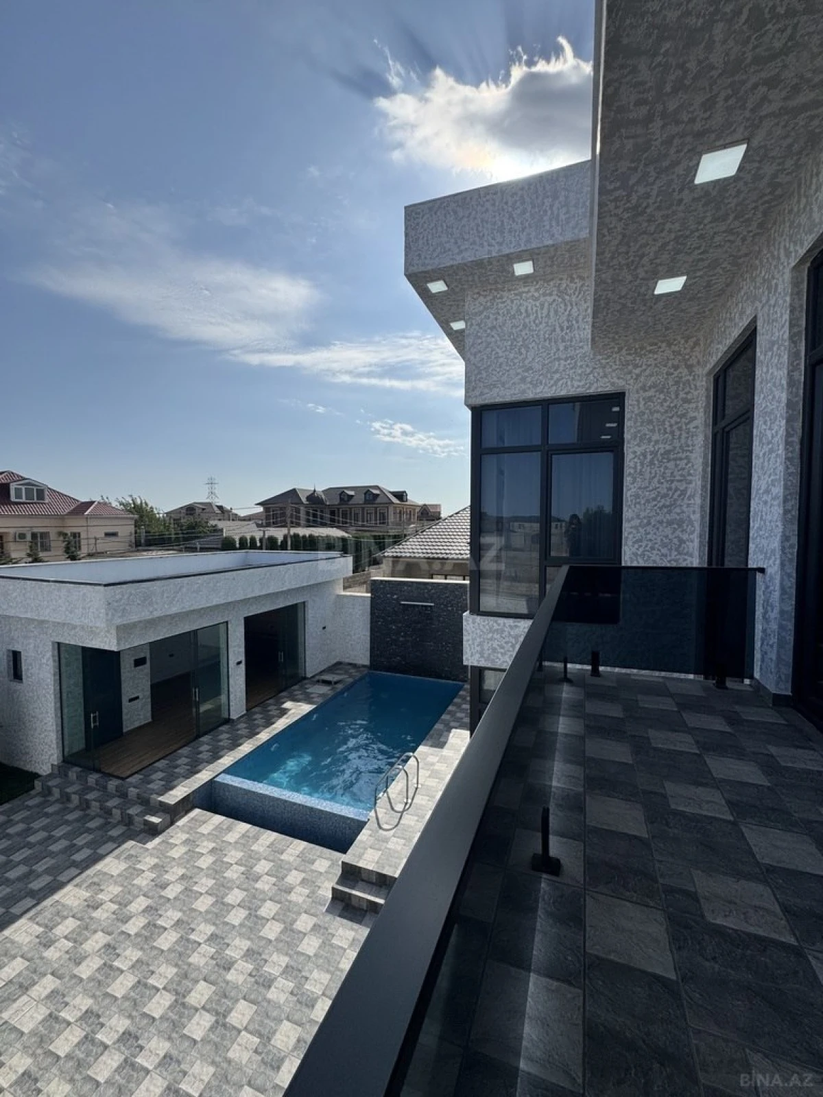 Satılır 5 otaqlı həyət evi 300 m²