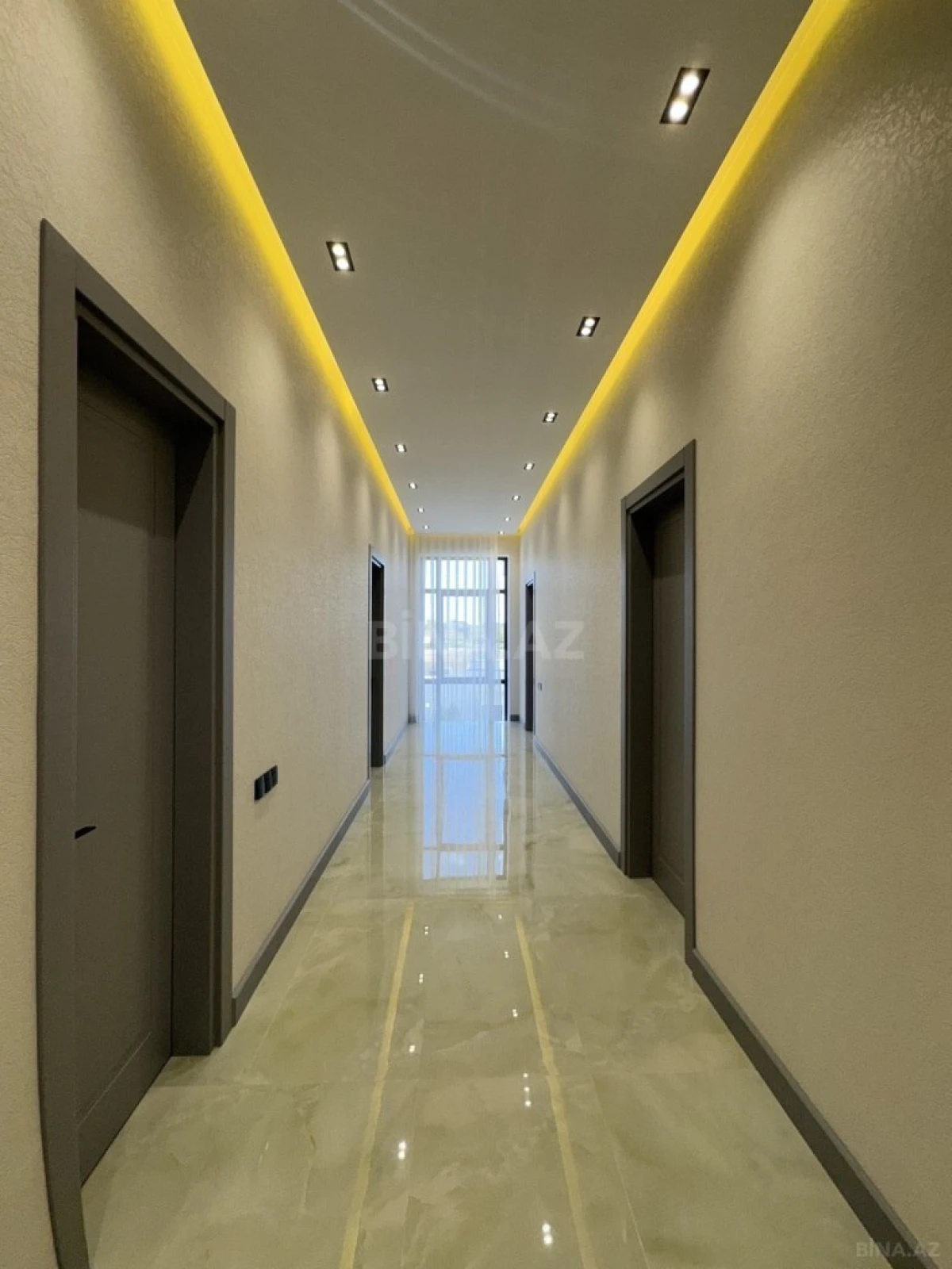 Satılır 5 otaqlı həyət evi 300 m²