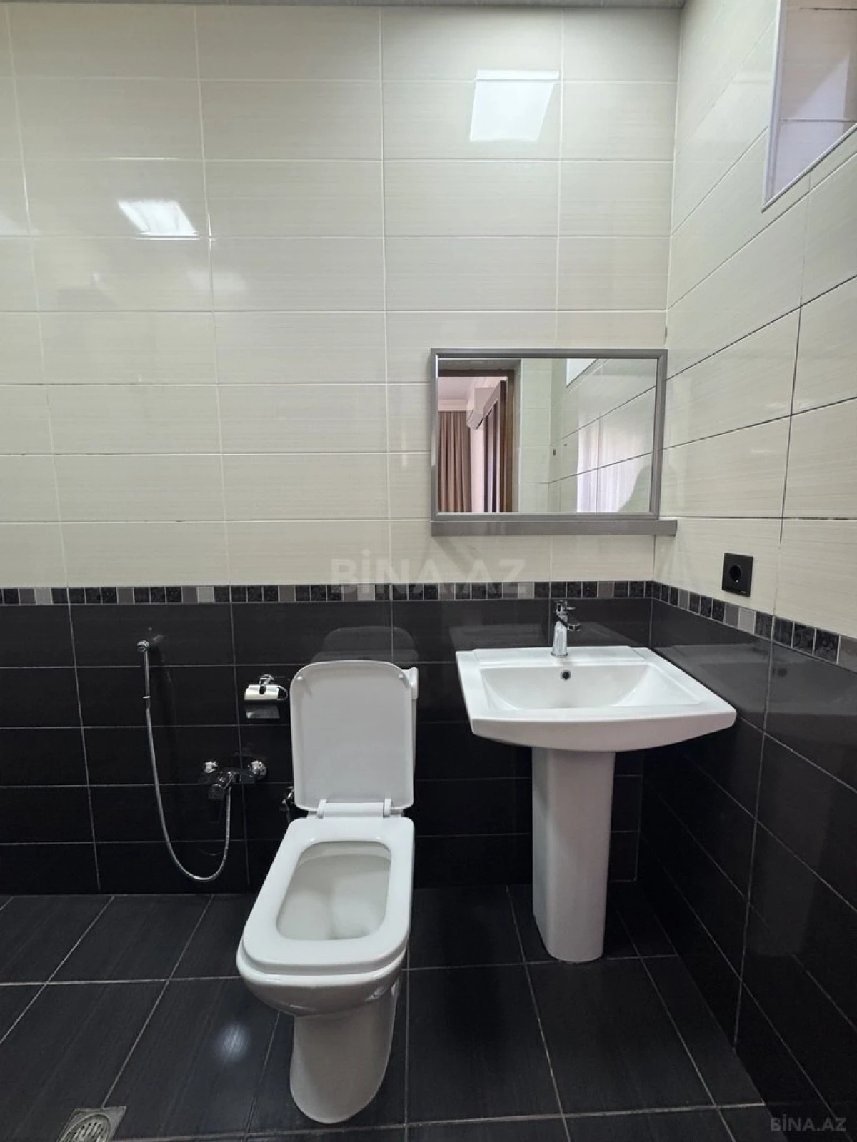 Satılır 6 otaqlı həyət evi 300 m²