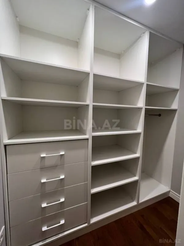 Satılır 4 otaqlı mənzil 270 m²