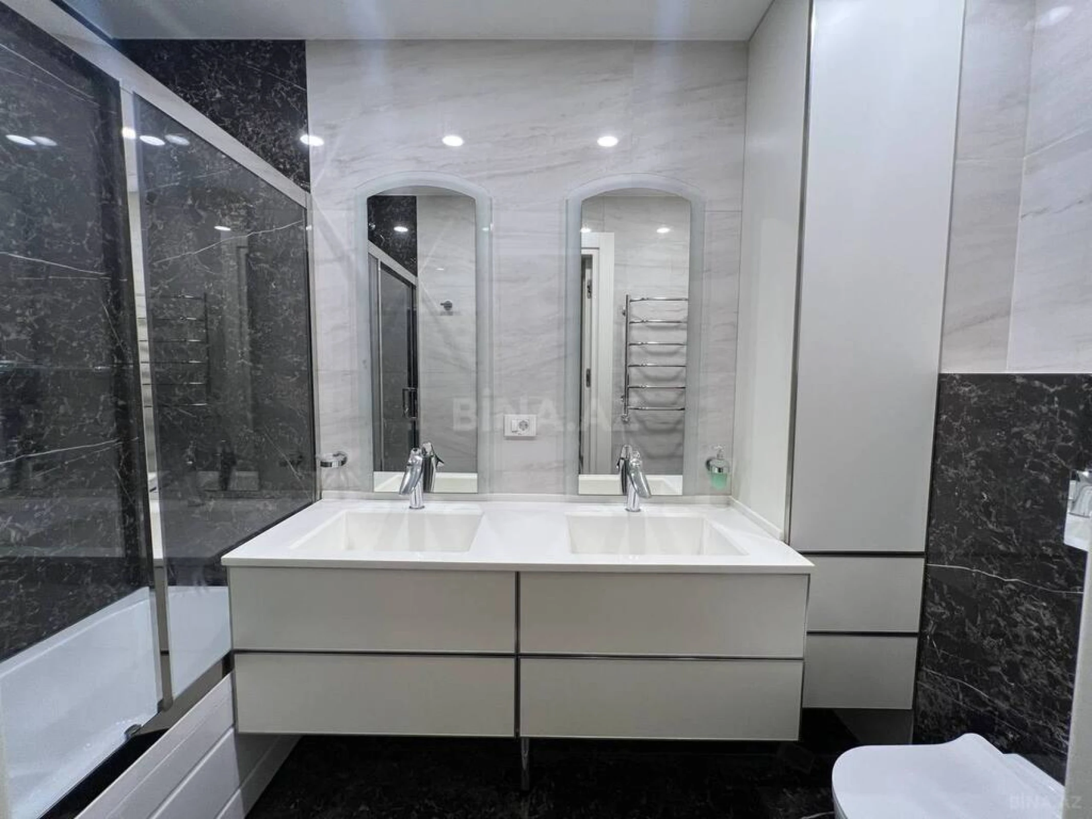 Satılır 4 otaqlı mənzil 270 m²