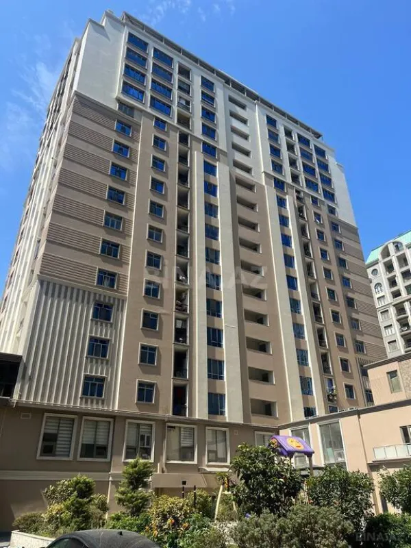 Satılır 4 otaqlı mənzil 270 m²
