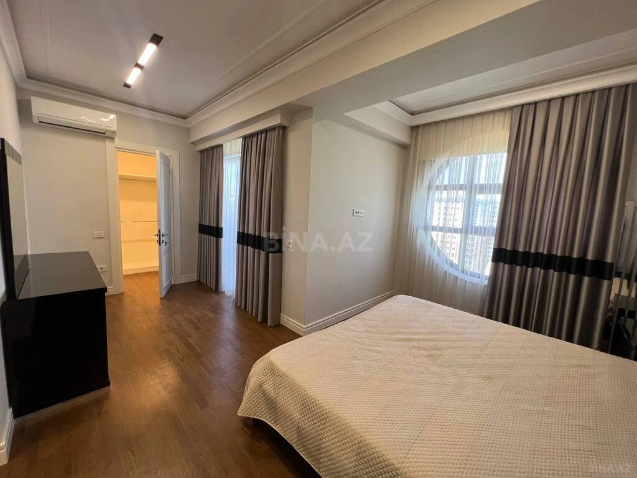 Satılır 4 otaqlı mənzil 270 m²