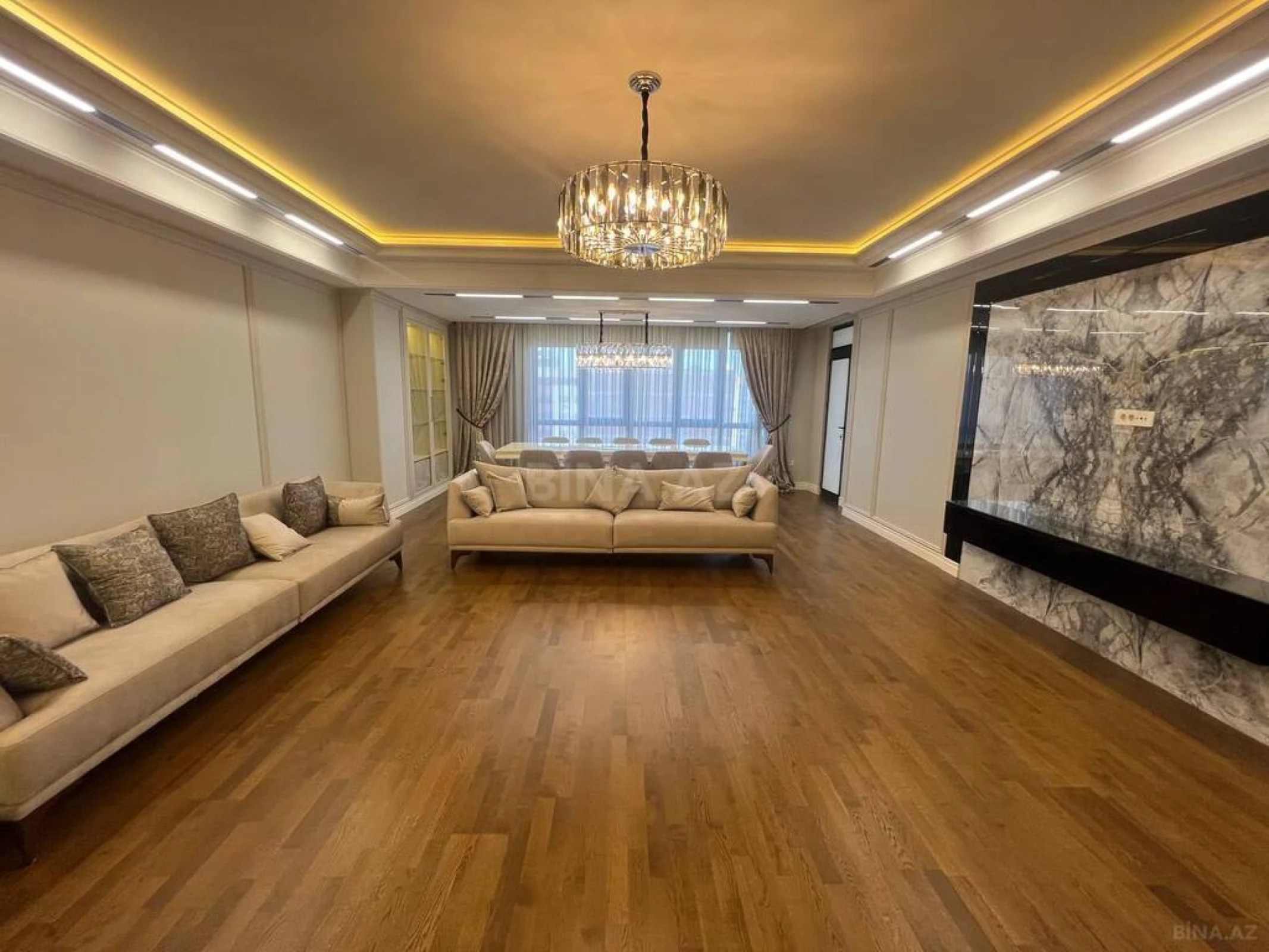 Satılır 4 otaqlı mənzil 270 m²
