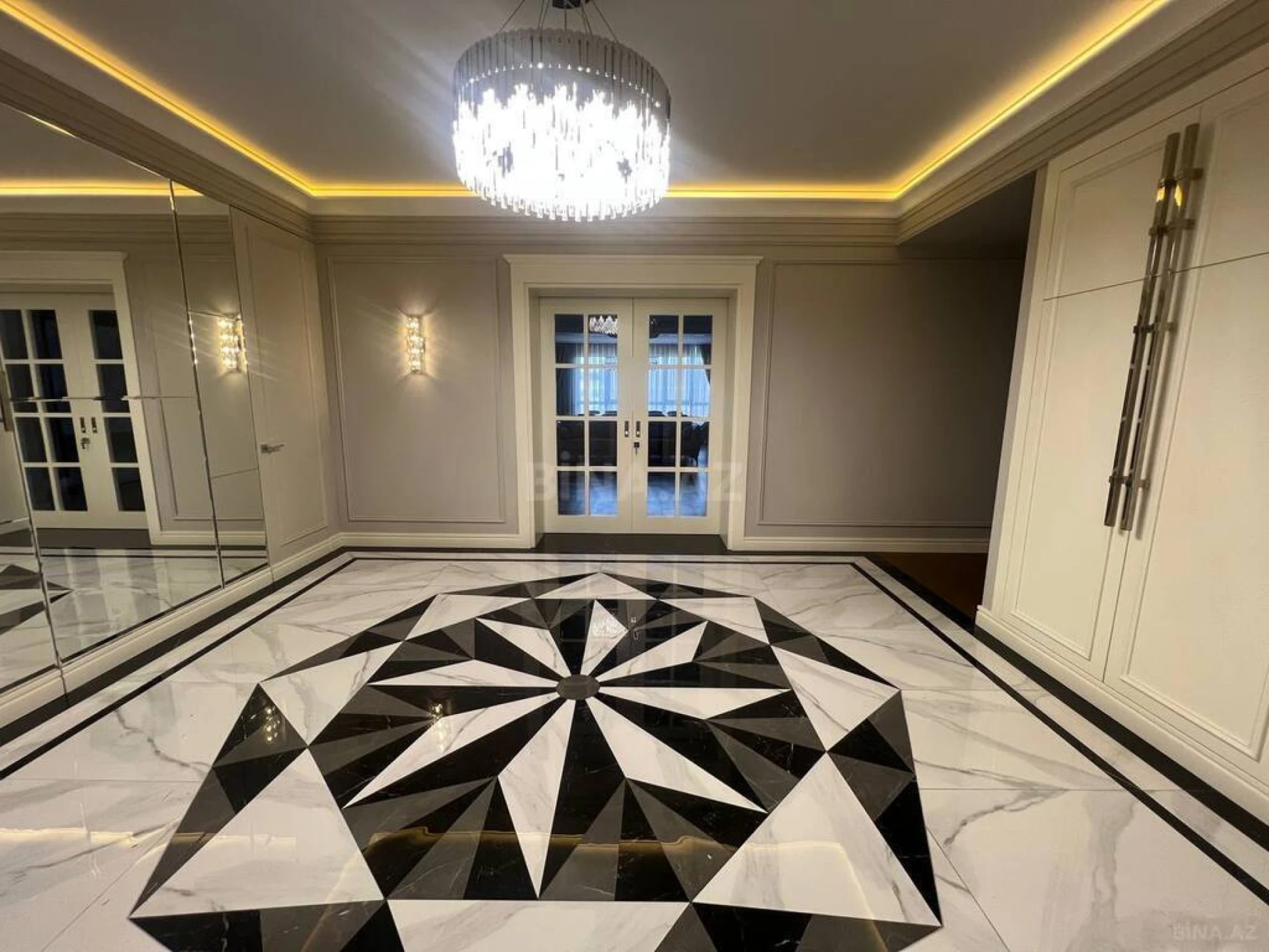 Satılır 4 otaqlı mənzil 270 m²