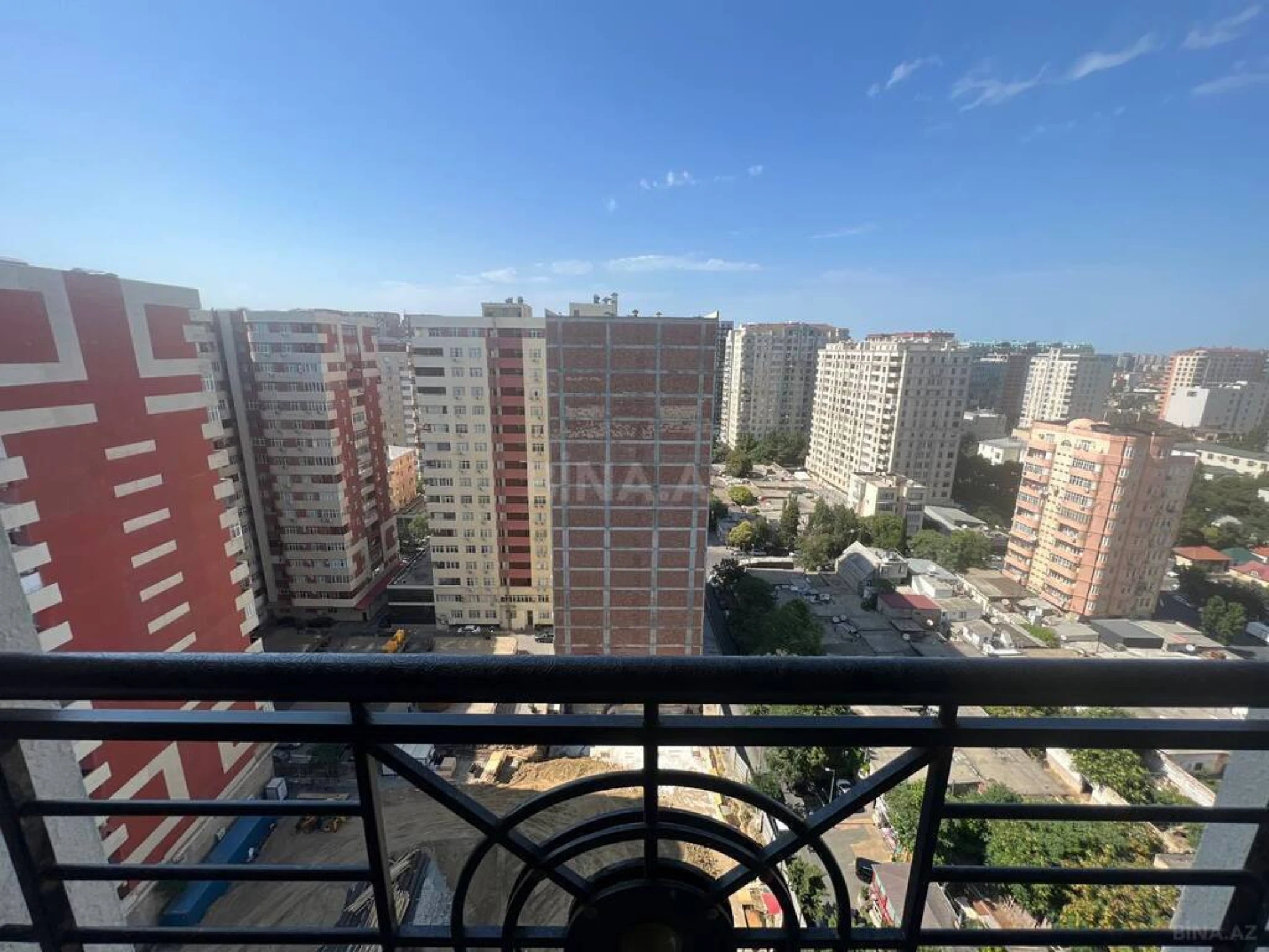 Satılır 4 otaqlı mənzil 270 m²
