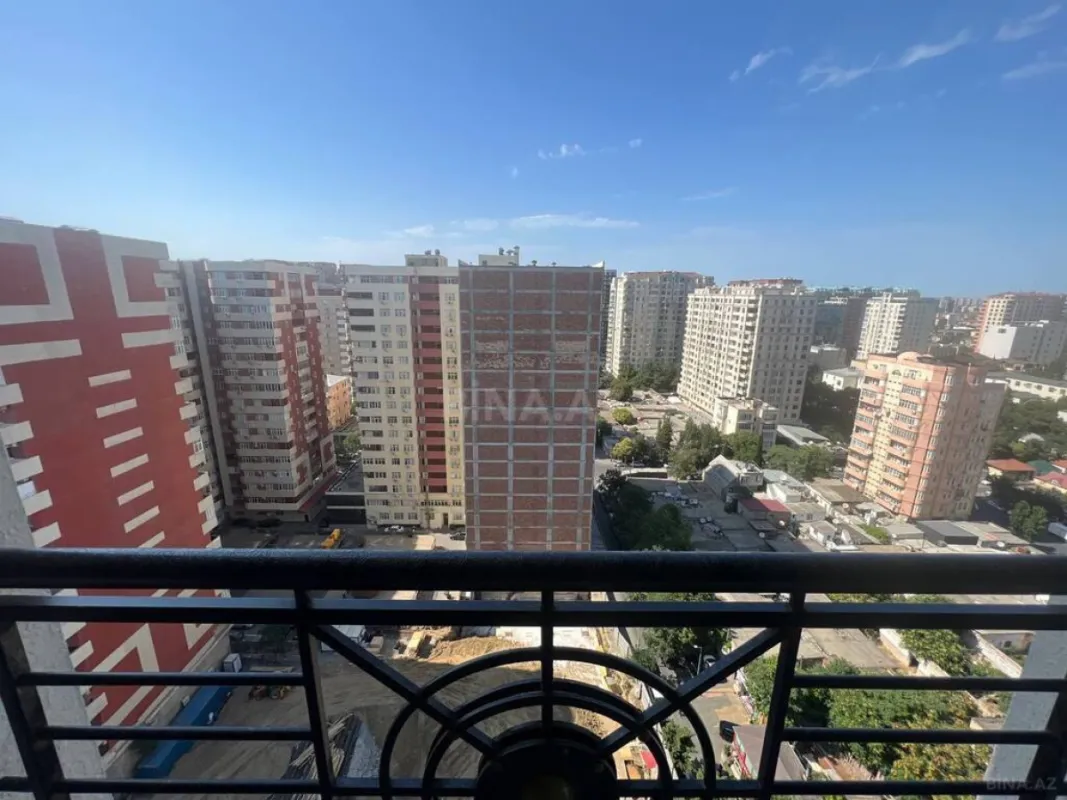 Satılır 4 otaqlı mənzil 270 m²