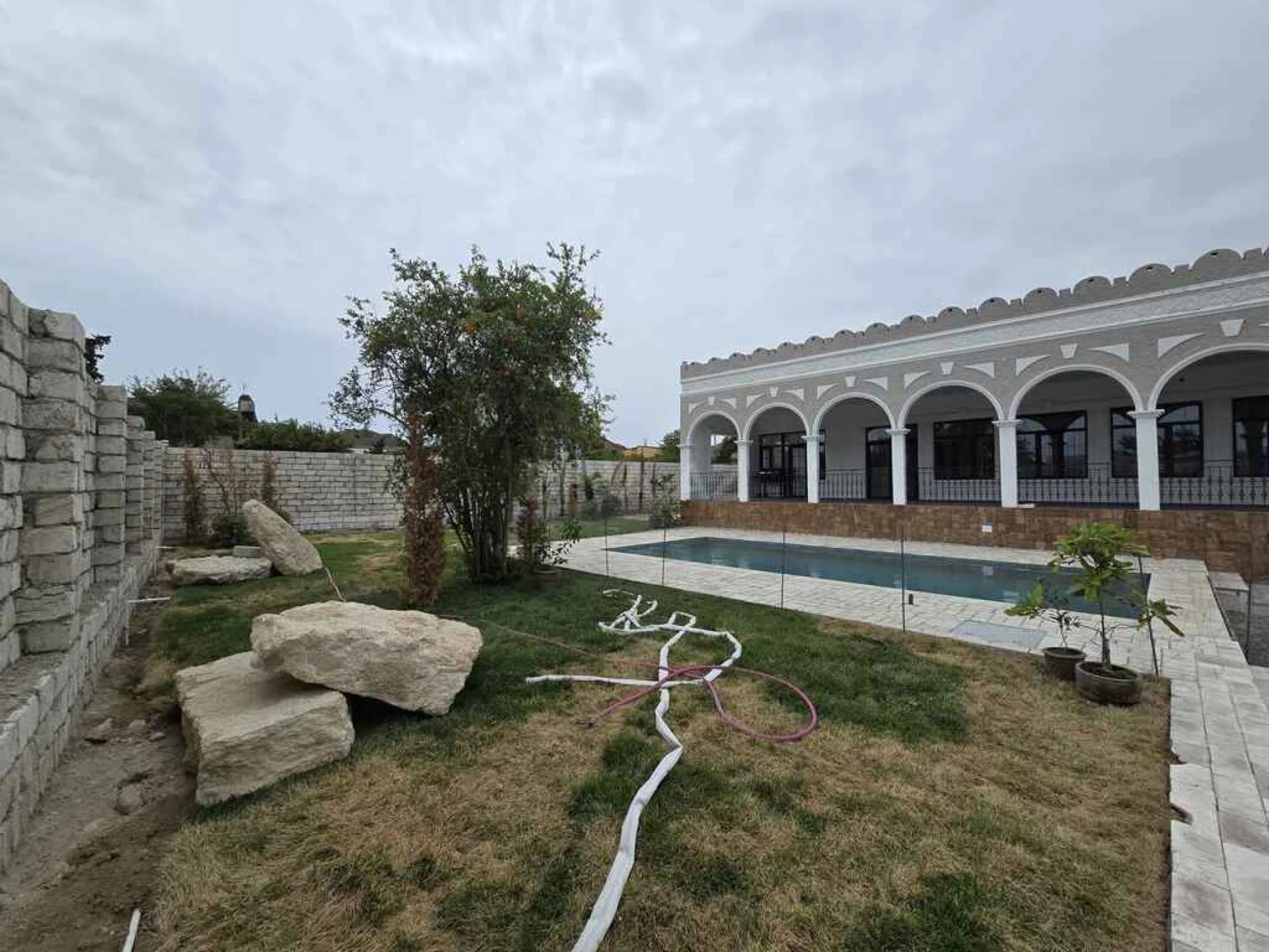 Satılır 4 otaqlı həyət evi 300 m²