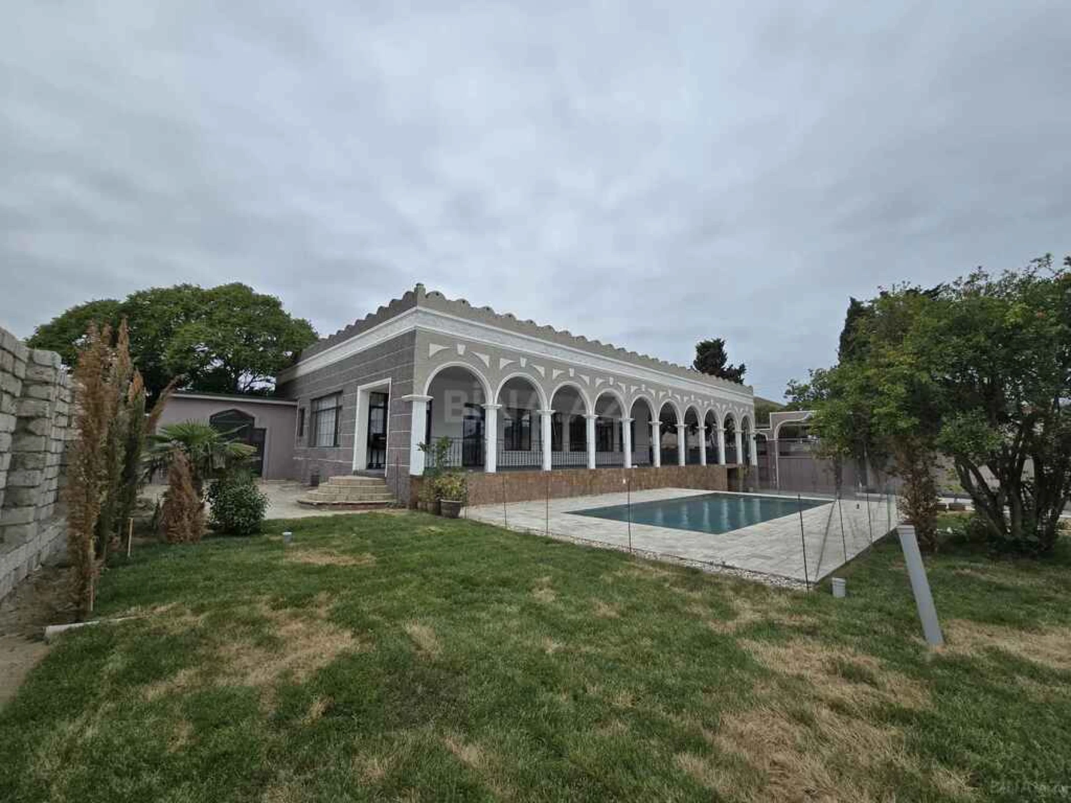 Satılır 4 otaqlı həyət evi 300 m²