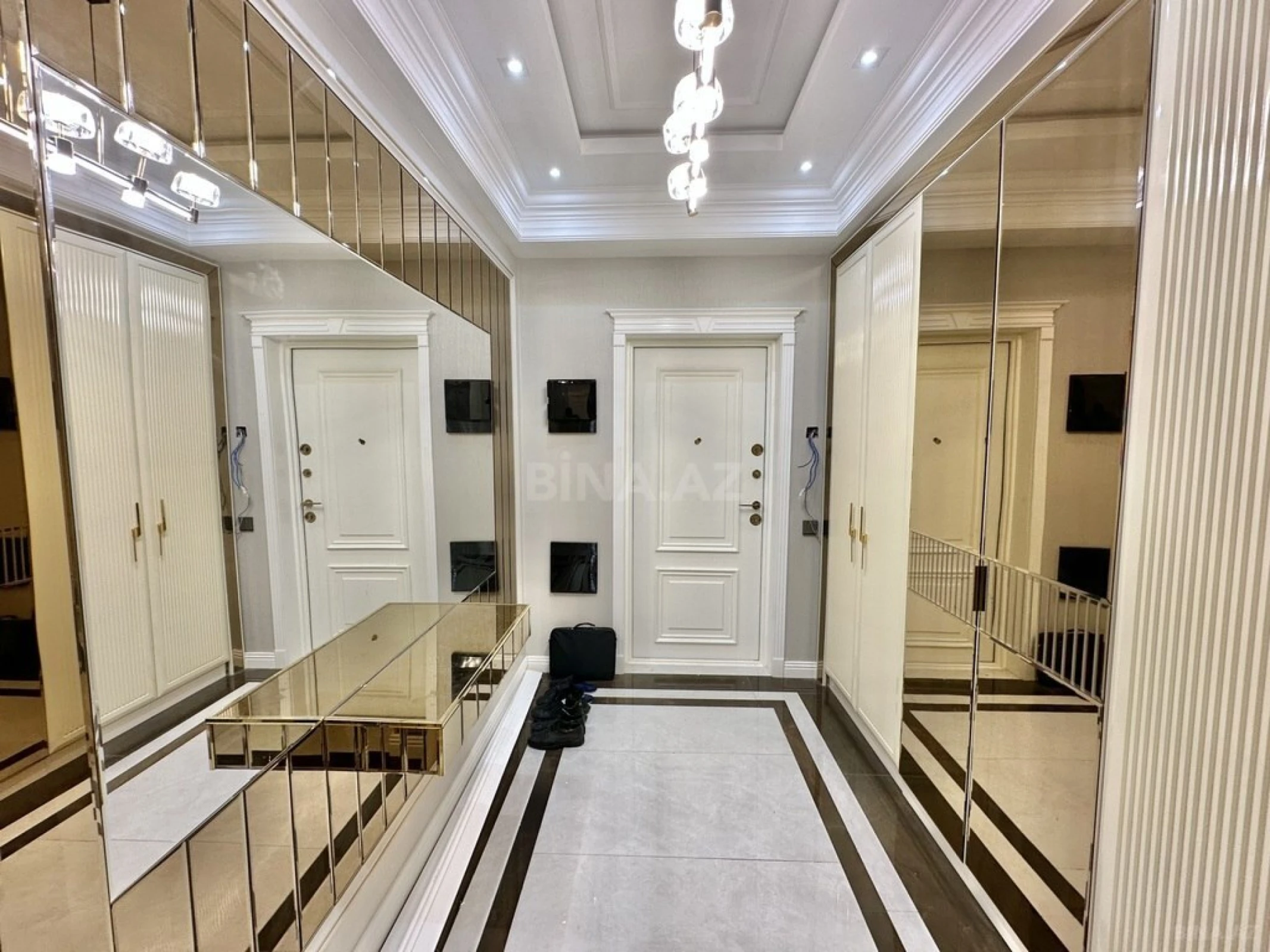 Satılır 4 otaqlı mənzil 164 m²