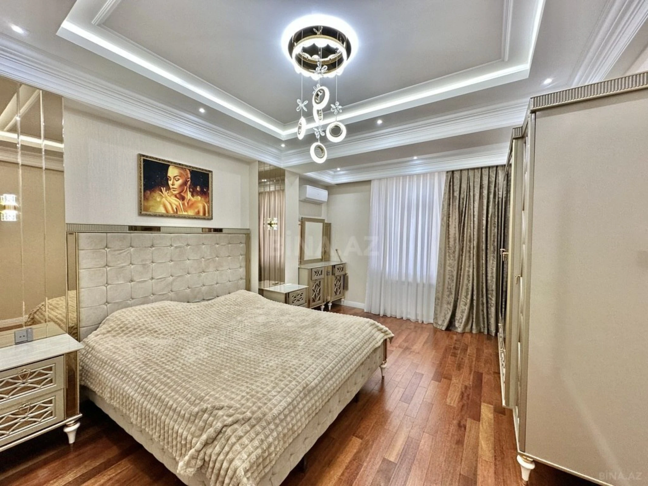 Satılır 4 otaqlı mənzil 164 m²