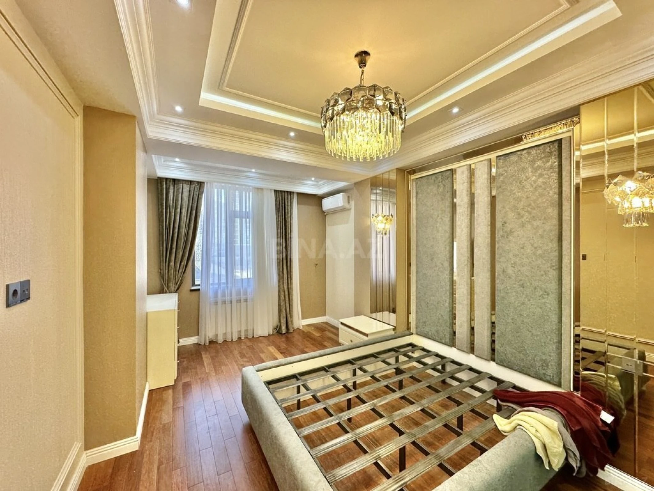 Satılır 4 otaqlı mənzil 164 m²