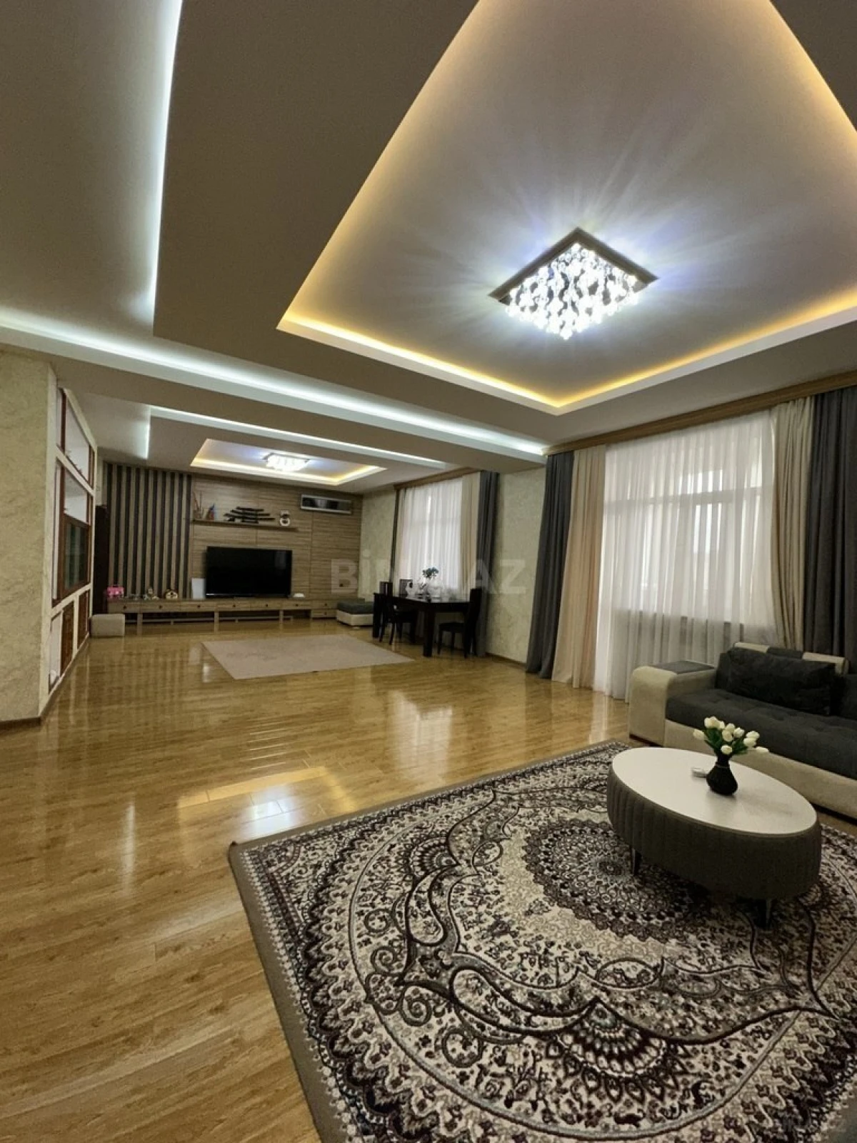 Satılır 4 otaqlı mənzil 250 m²