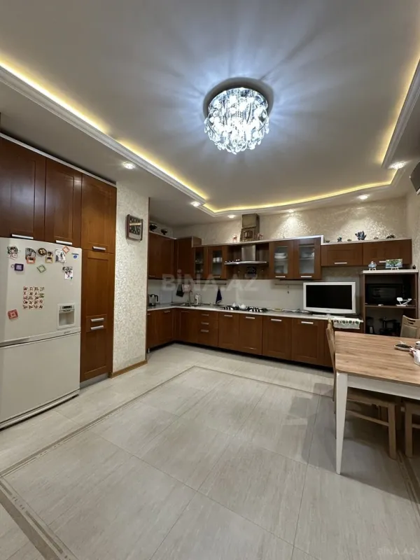 Satılır 4 otaqlı mənzil 250 m²