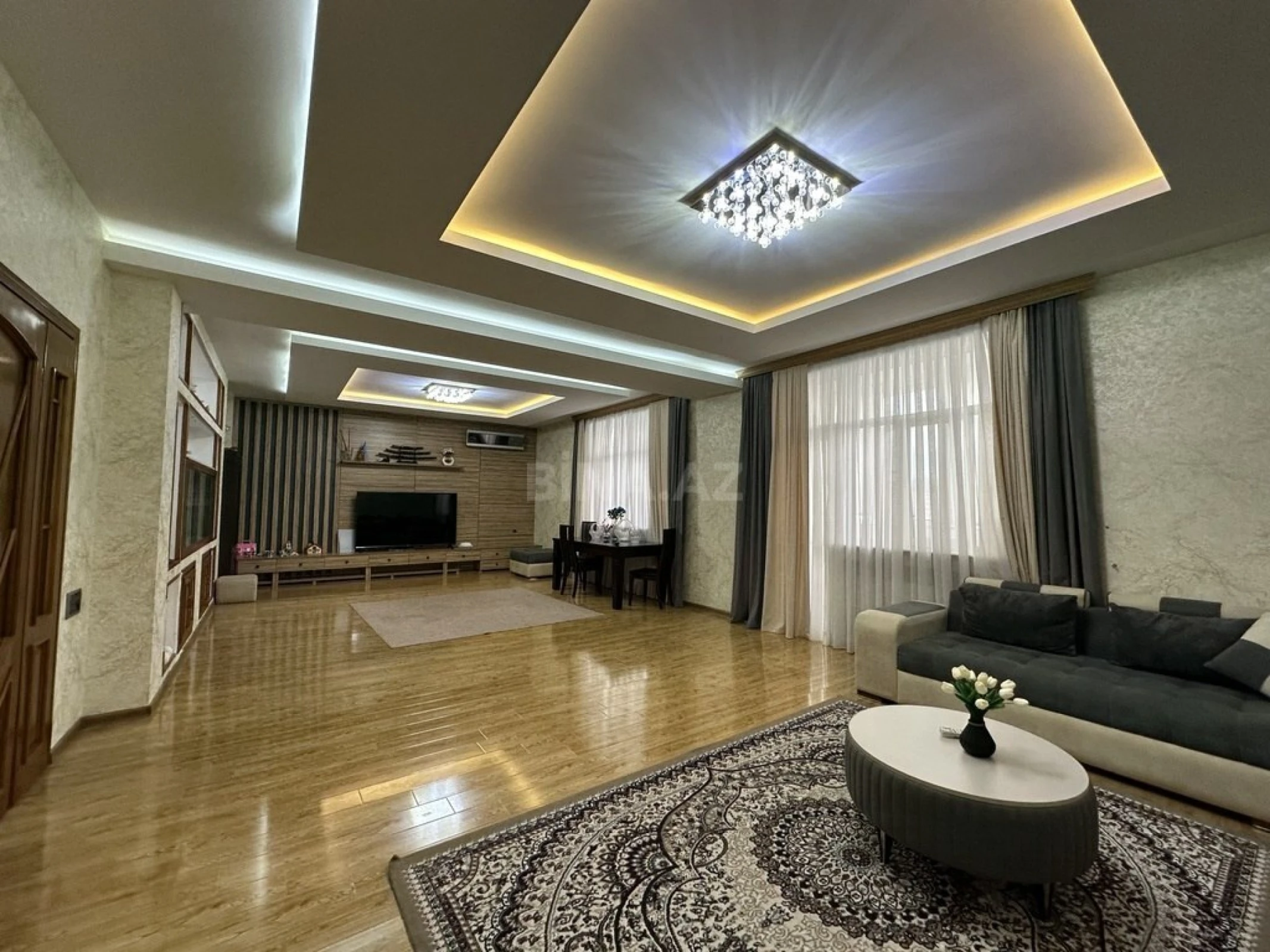Satılır 4 otaqlı mənzil 250 m²
