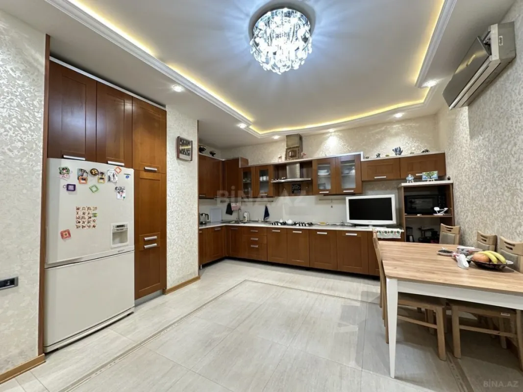 Satılır 4 otaqlı mənzil 250 m²