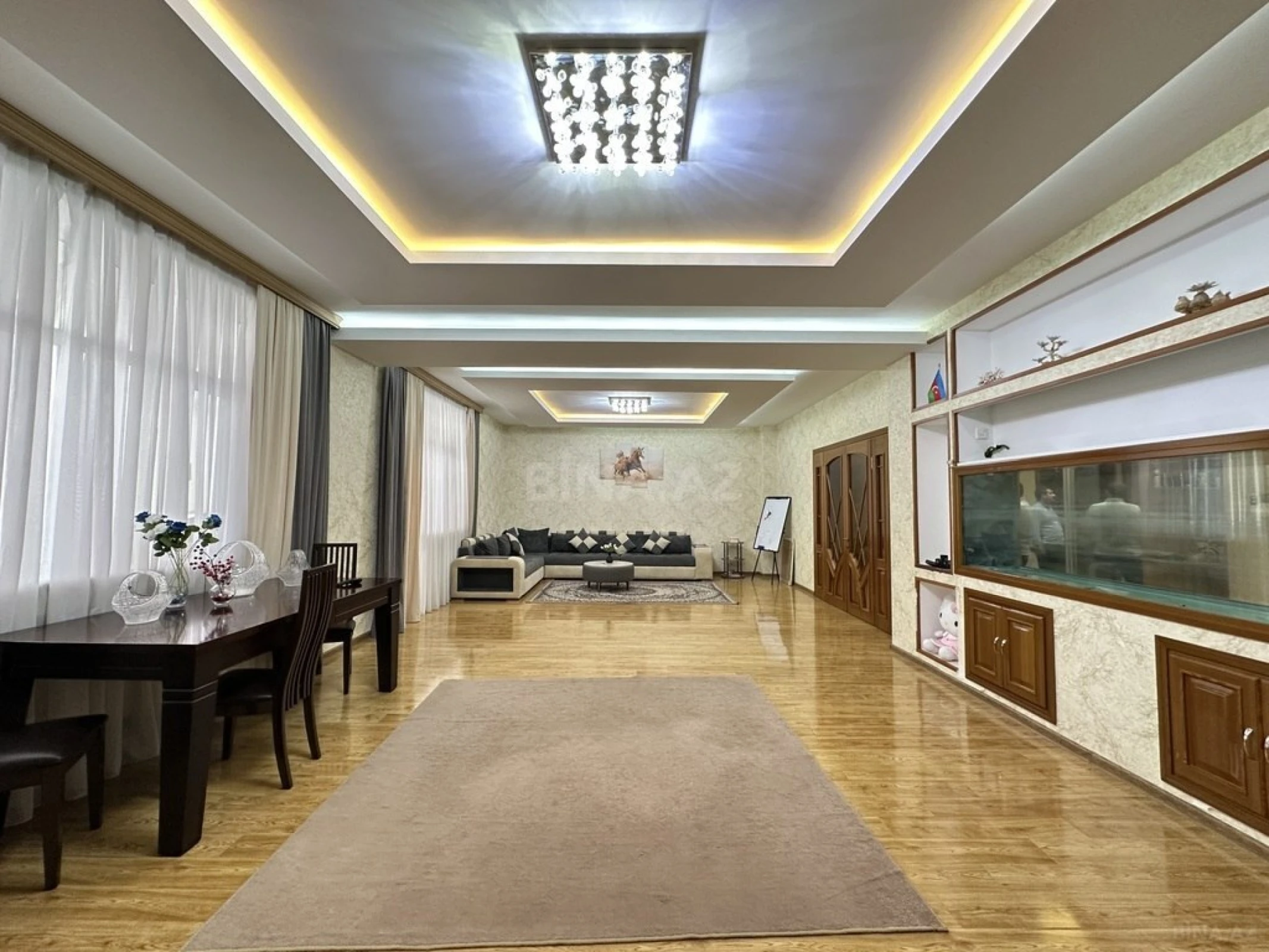 Satılır 4 otaqlı mənzil 250 m²