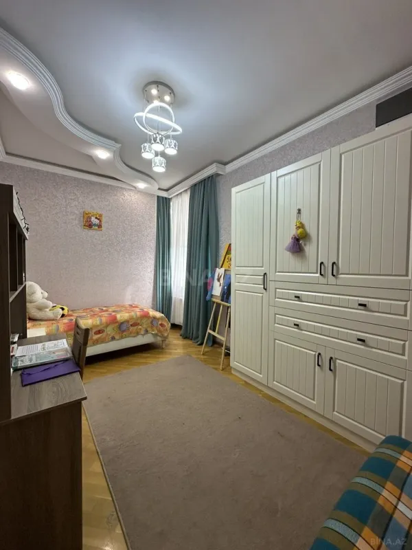Satılır 4 otaqlı mənzil 250 m²