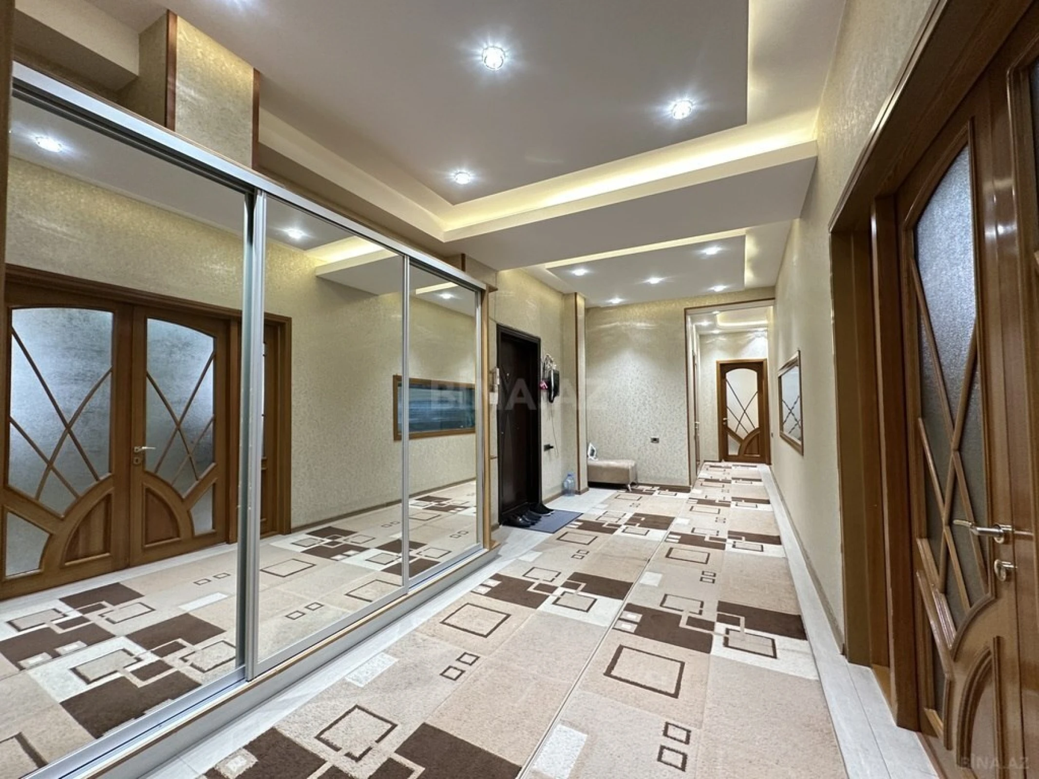 Satılır 4 otaqlı mənzil 250 m²