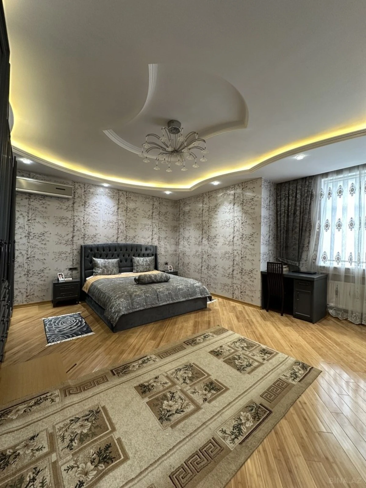 Satılır 4 otaqlı mənzil 250 m²