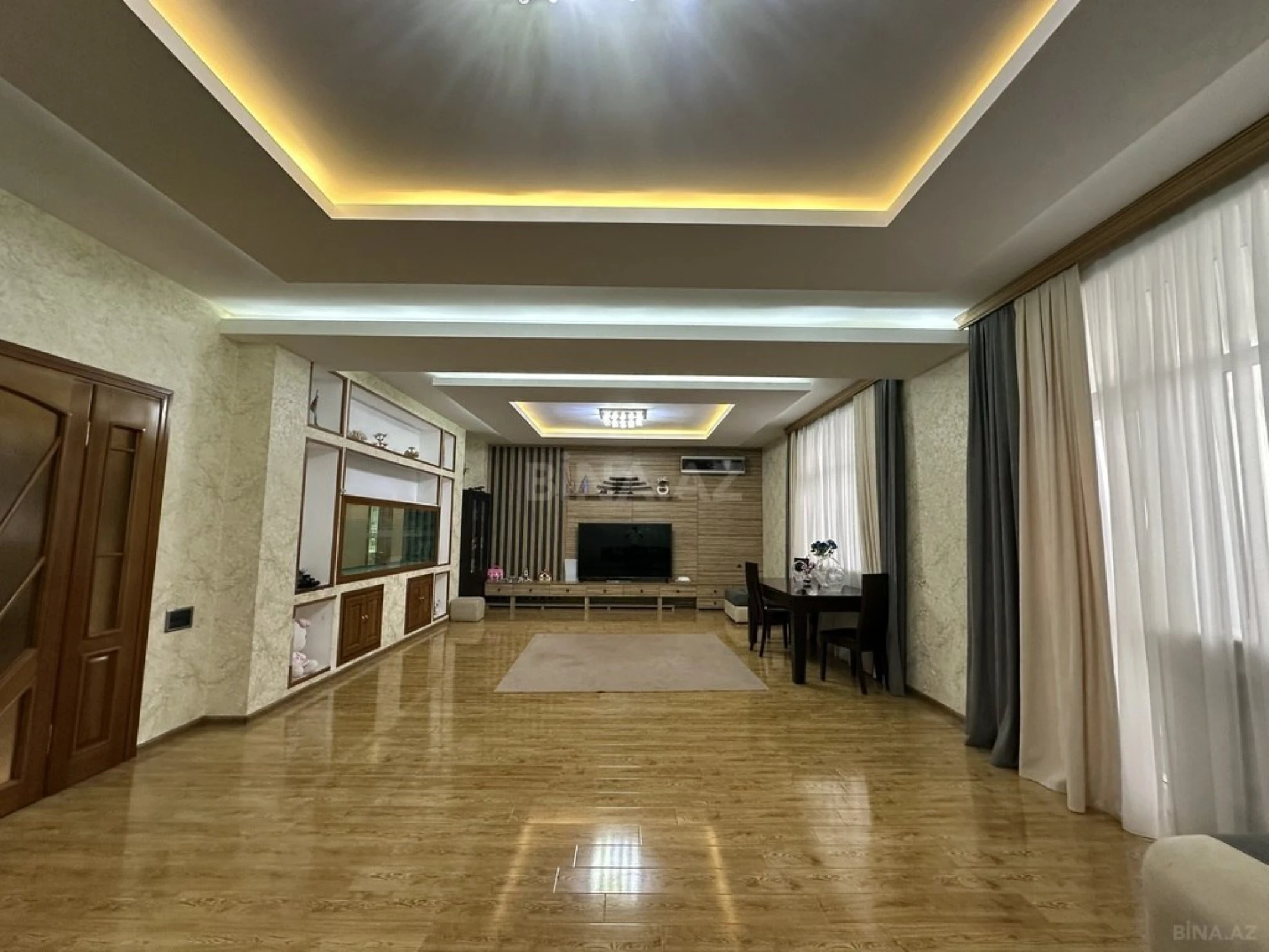Satılır 4 otaqlı mənzil 250 m²