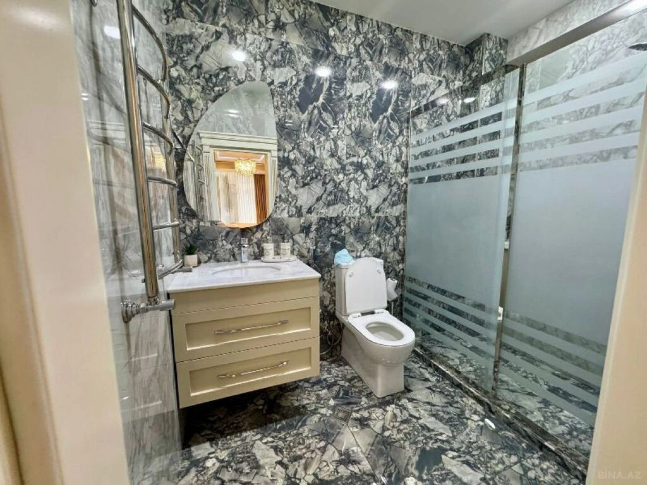 Satılır 3 otaqlı mənzil 138 m²