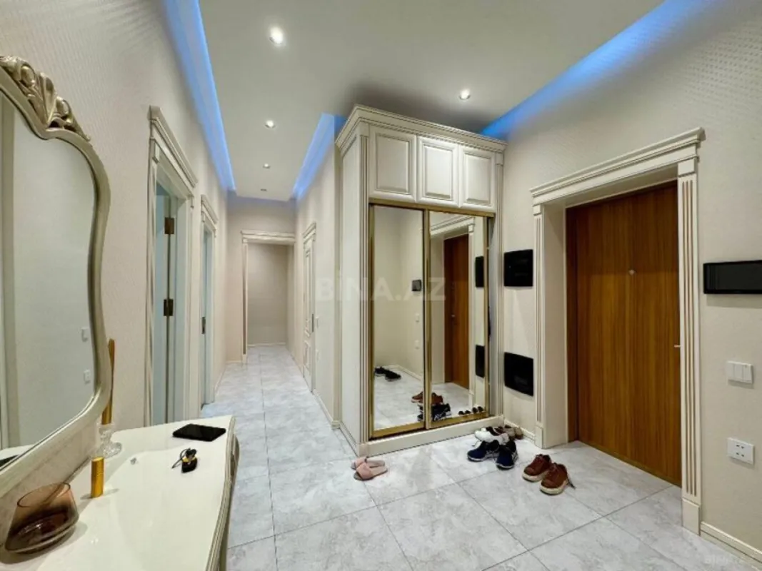 Satılır 3 otaqlı mənzil 138 m²