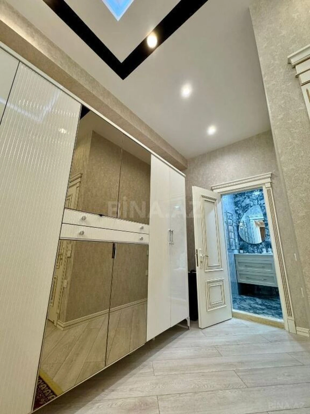 Satılır 3 otaqlı mənzil 138 m²