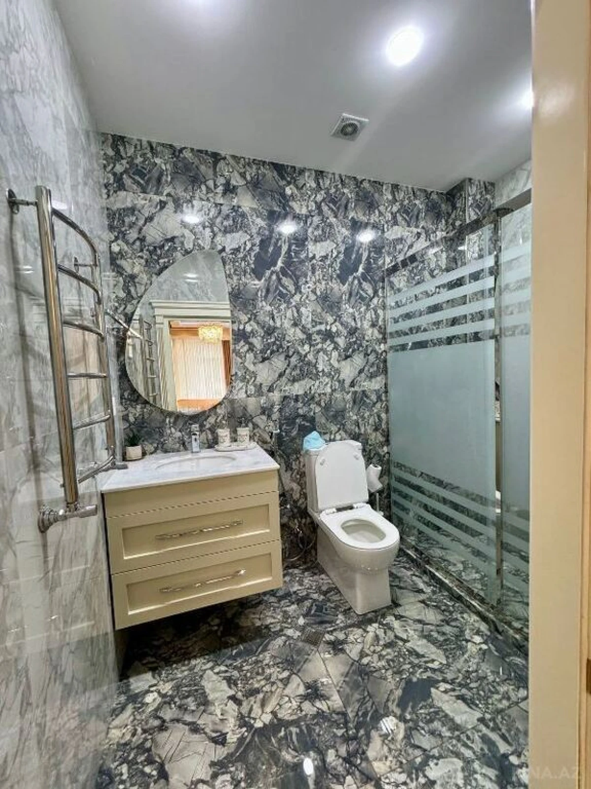 Satılır 3 otaqlı mənzil 138 m²